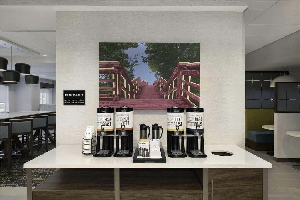 Hampton Inn Midland, On Ресторан фото